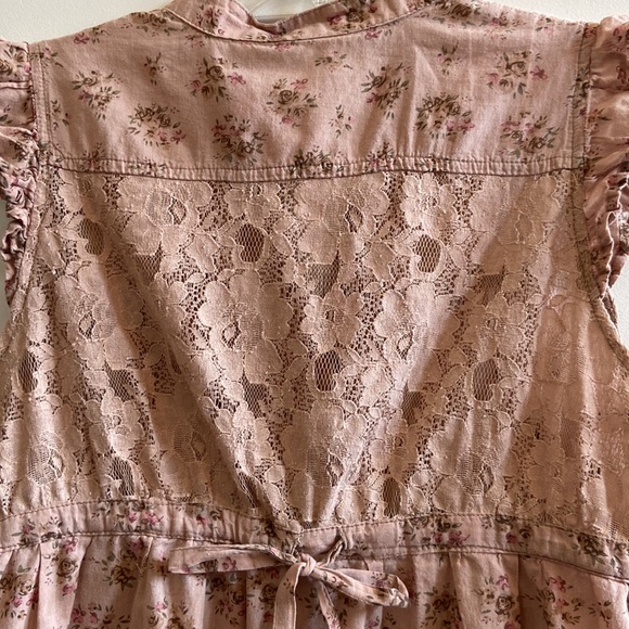 EUC Cute floral sleeves top with lace detailing. - Picture 6 of 9
